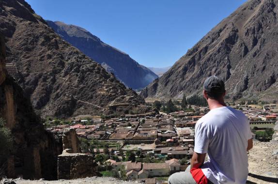 O Gustavo admira o vale em frente às ruínas de Ollantaytambo, no Valle Sagrado, perto de Cusco, no Peru